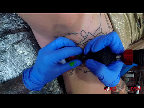 ❤️ Il-hottie tatwaġġjata ħafna Sully Savage għamlet tatwaġġ fuq il-klitoris tagħha Video tal-ħakk lilna mt.naughtyhentai.ru ❌️❤